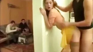 شقراء وصديقتها على فيلم سكسي اجنبي الأريكة البيضاء تصل إلى النشوة الجنسية