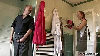 امرأة سمراء مع النظارات كان مفاجأة سكسي 2018 مترجم الجنس إلى الرجل الحق في المكتب