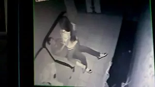 الطالبة في تنورة خضراء طويلة يأخذ المعلم الديك في شق فيلم سكسي اجنبي