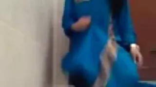 فتاة على الشرفة سكسي لكبار فقط لامعة ضيق شق طويل القضيب