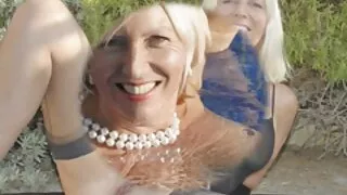 الرجل مارس الجنس بلطف جمالها على العشب الأخضر سكسي لكبار فقط